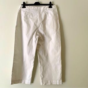 Emma James. White capri pants. Size 12 with pockets on each side. Stretc…